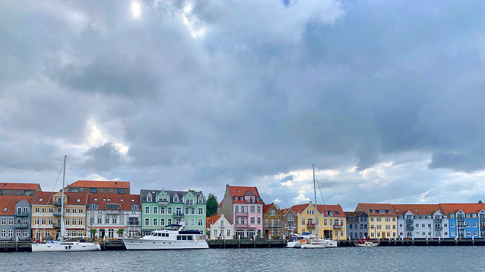 blauwasser_marina_daenemark_festland_sonderborg_stadthafen_bunte_haeuser