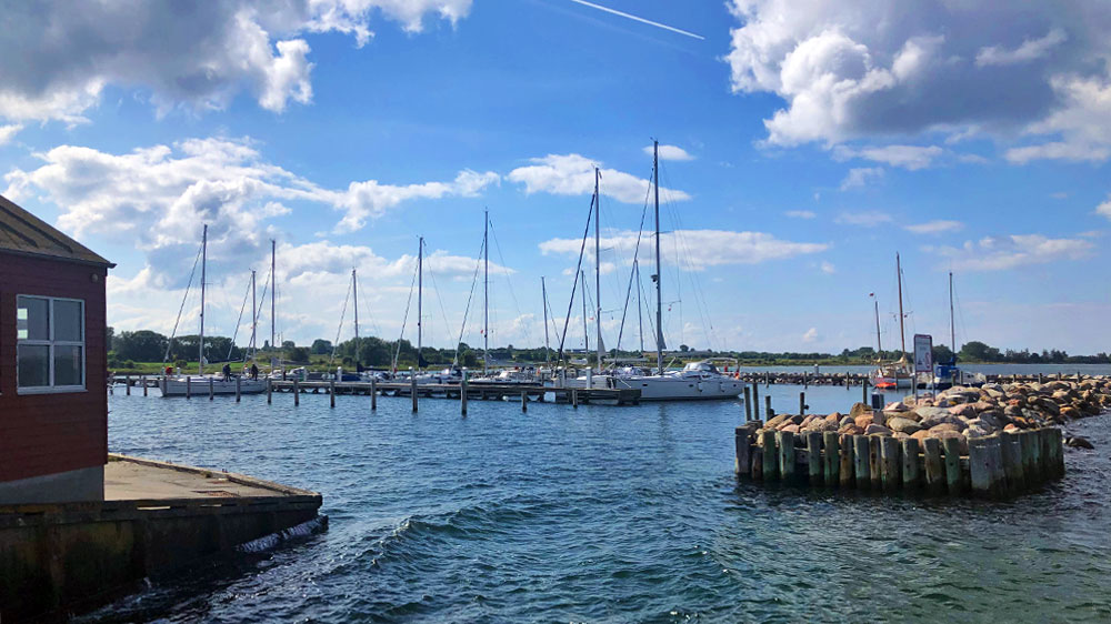 blauwasser_marina_daenemark_lyo_hafeneinfahrt