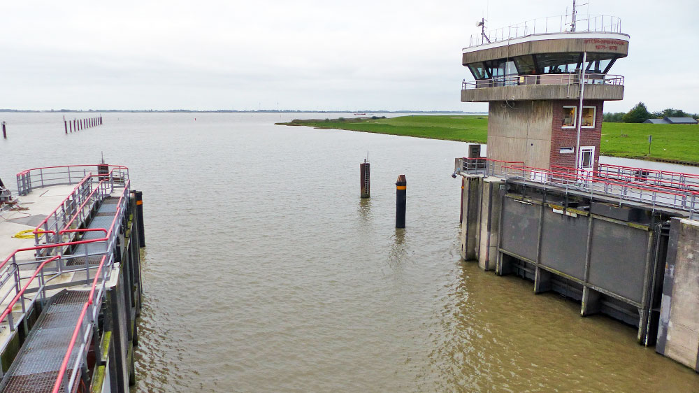 blauwasser_marina_deutschland_borsfleth_sperrwerk