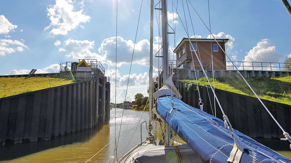 blauwasser_marina_deutschland_elbe_freiburg_sperrwerk
