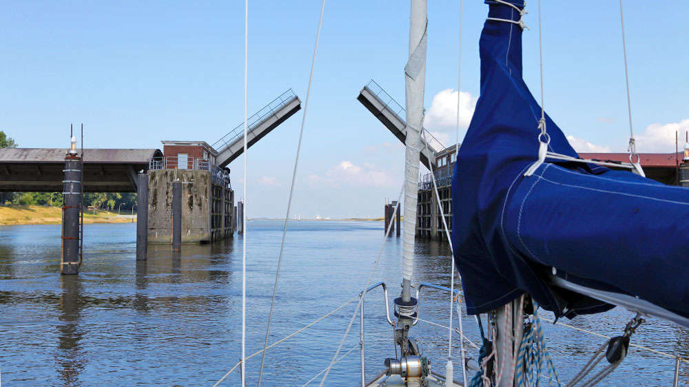 blauwasser_marina_deutschland_elbe_oste_neuhaus_sperrwerk