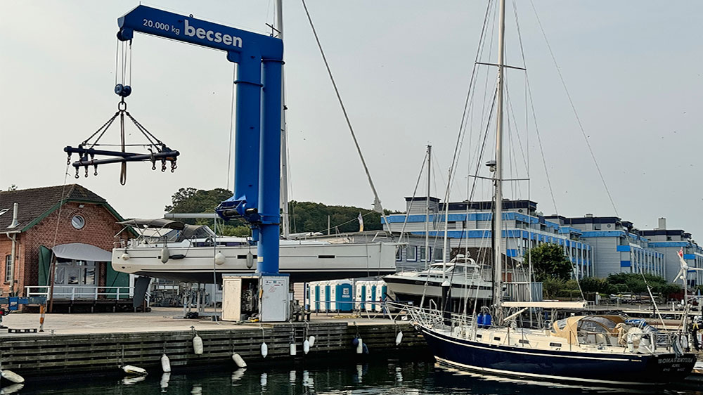 blauwasser_marina_deutschland_ostsee_laboe_kran