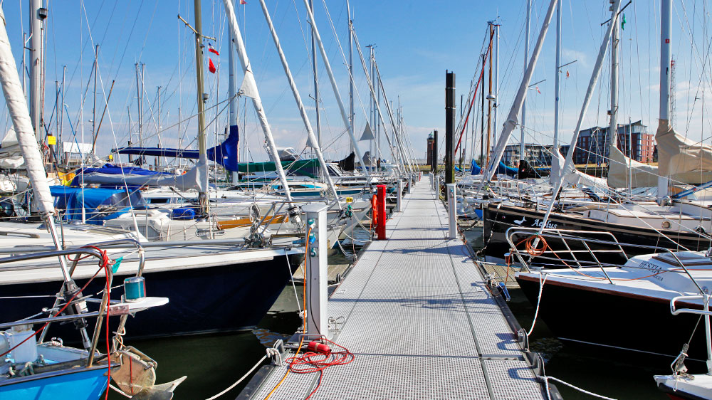 blauwasser_marina_elbe_cuxhaven_steganlage