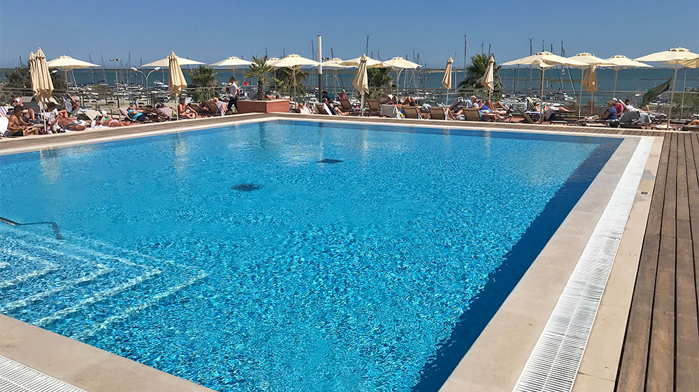 blauwasser_marina_olhao_portugal_pool