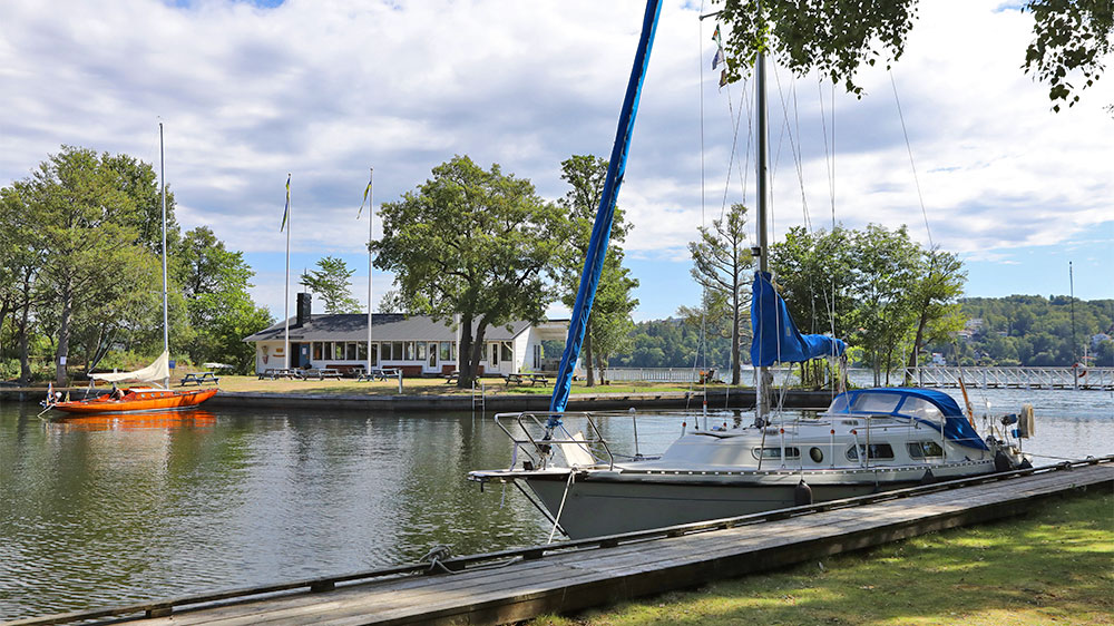 blauwasser_marina_schweden_maelaren_jungfruholmarna_laengsseits