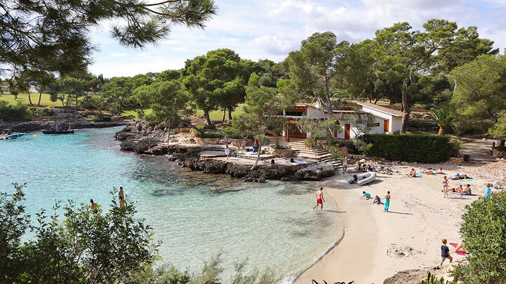 blauwasser_marina_spanien_balearen_cala_mitjana_an_land