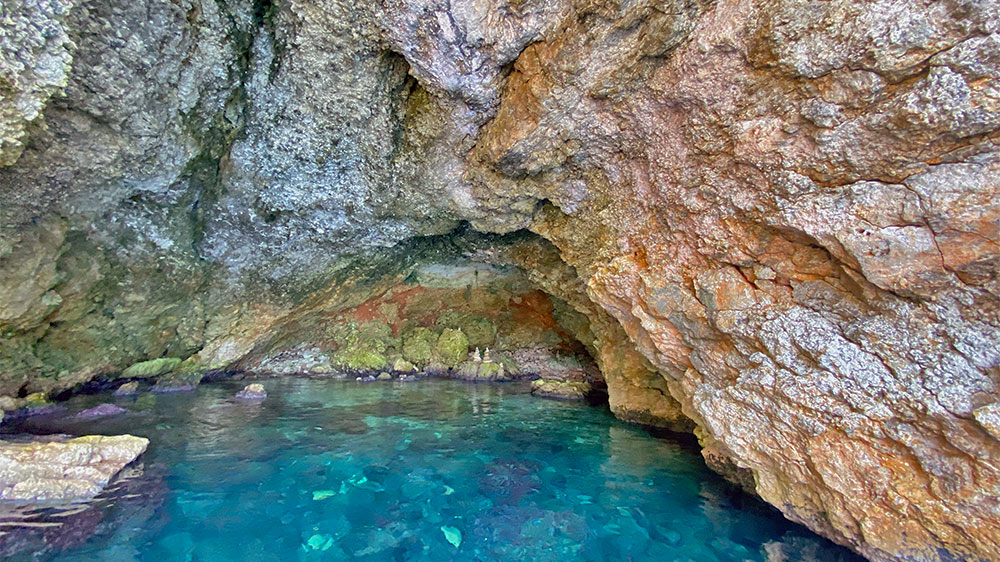 blauwasser_marina_spanien_balearen_cala_portinatx_hoehle