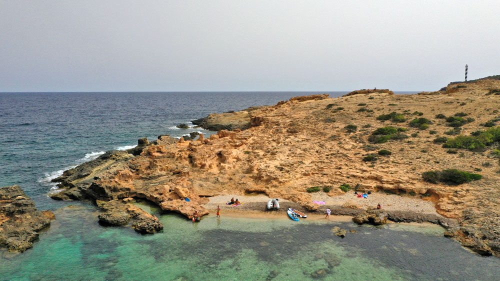 blauwasser_marina_spanien_balearen_cala_portinatx_steinstrand