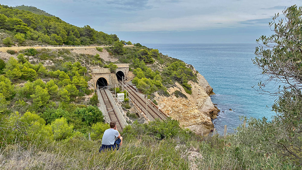 blauwasser_marina_spanien_suedkueste_sitges_bahnschienen