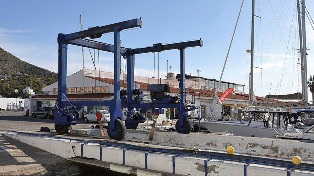 blauwasser_marina_spanien_suedkueste_sitges_travellift