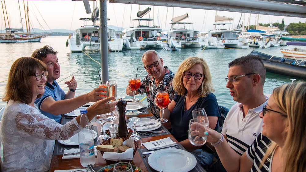 blauwasser_mitsegeln_kabinencharter_restaurant