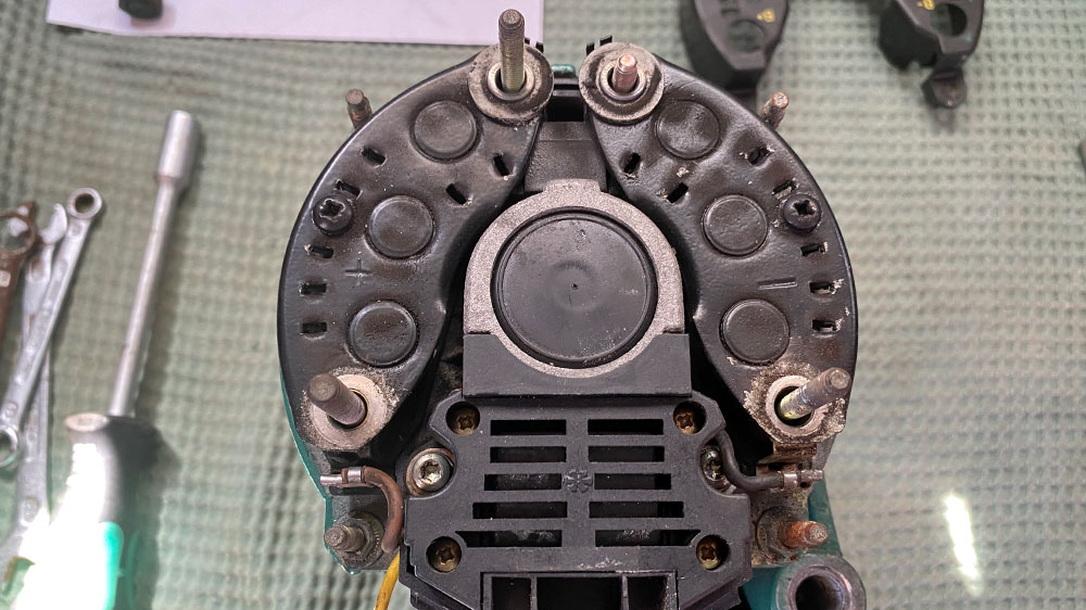 blauwasser_motor_laderegler_lichtmaschine_tausch_rueckseite_frei