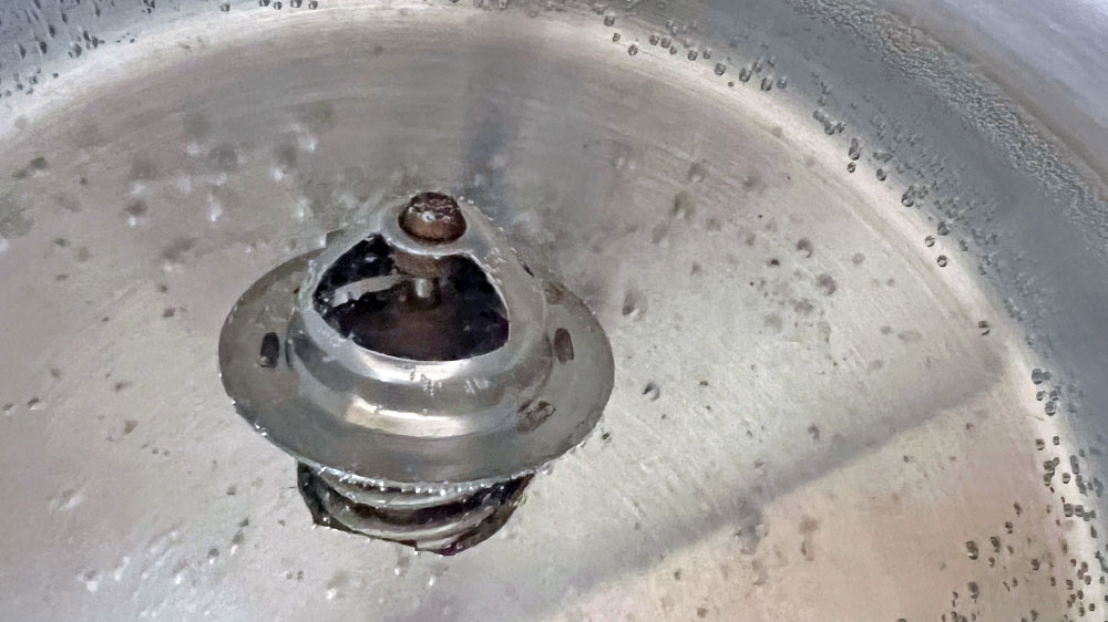blauwasser_motor_praxistipp_thermostat_funktionstest_offen