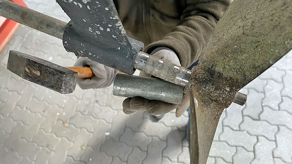 blauwasser_motor_schiffsschraube_abnehmen_hammer