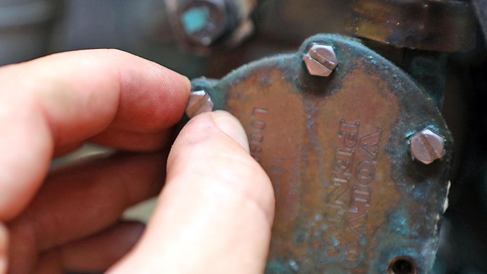 blauwasser_motor_seewasserpumpe_impellerwechsel_lösen_hand
