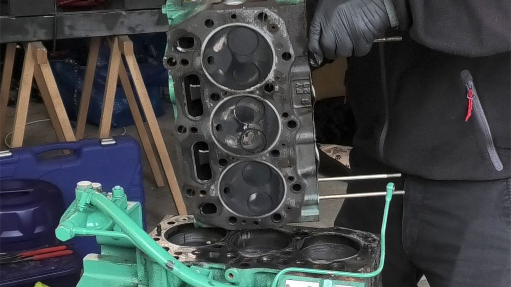 blauwasser_motor_wartung_abgasfaerbung_zylinderkopf_ab