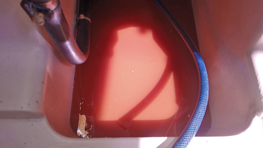 blauwasser_motor_wartung_allgemein_kuehlwasser_braun