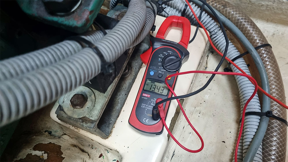 blauwasser_motor_wartung_anlasser_realai_messung_12v