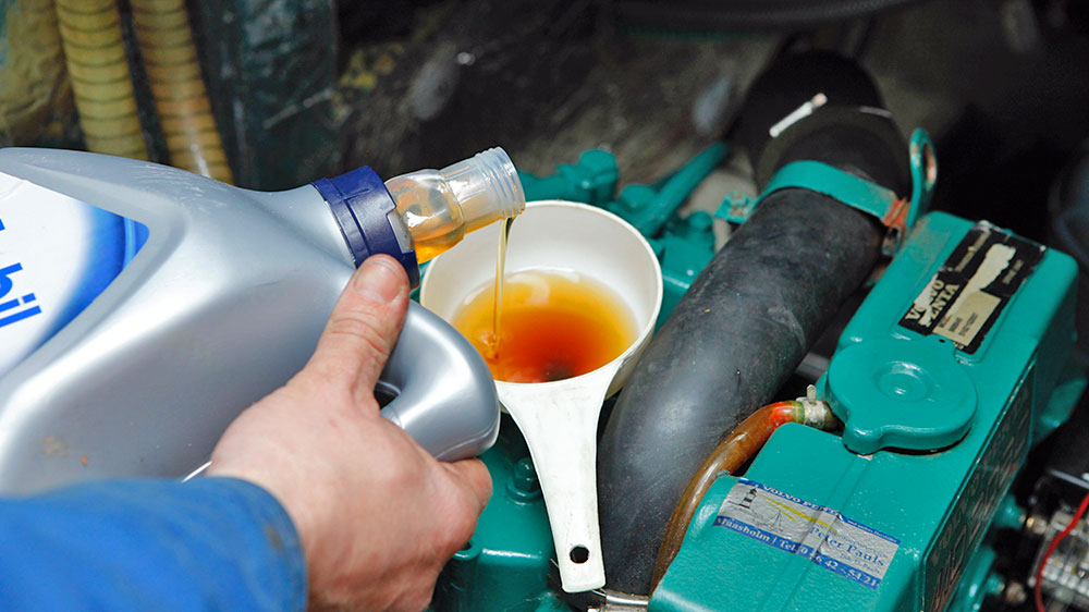 blauwasser_motor_wartung_schmierstoffe_oel_nachfuellen