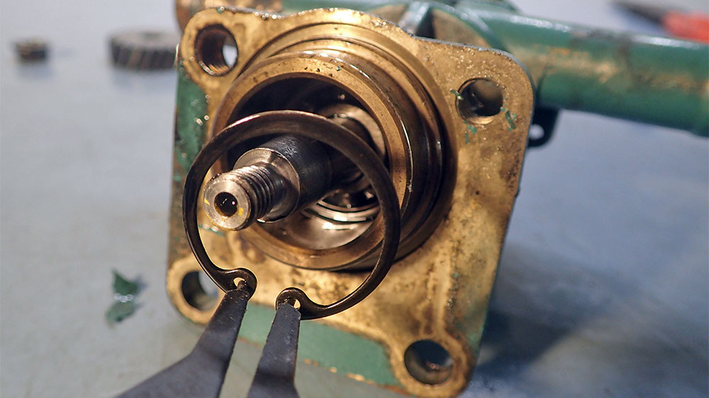 blauwasser_motor_wartung_seewasserpumpe_impellerpumpe_impeller_sicherungsring