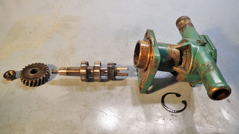 blauwasser_motor_wartung_seewasserpumpe_impellerpumpe_impeller_welle_raus