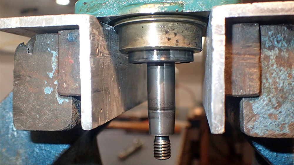 blauwasser_motor_wartung_seewasserpumpe_impellerpumpe_impeller_welle_rausdrücken