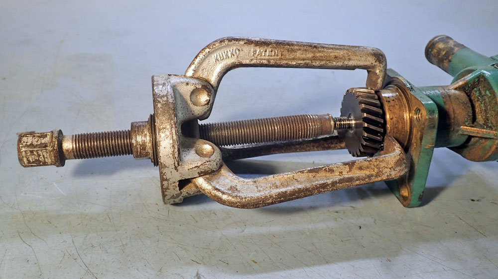 blauwasser_motor_wartung_seewasserpumpe_impellerpumpe_impeller_zahnrad_abziehen