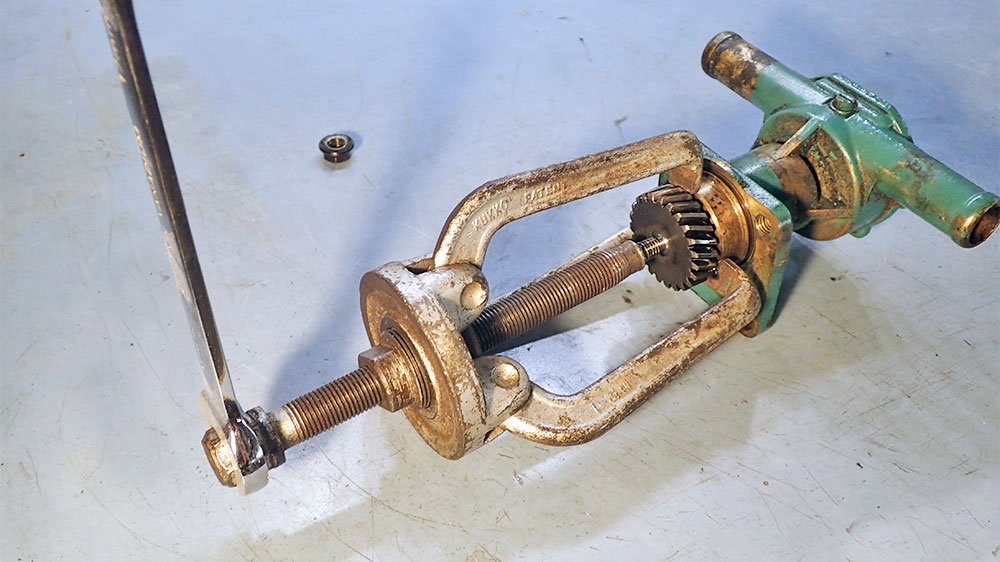 blauwasser_motor_wartung_seewasserpumpe_impellerpumpe_impeller_zahnrad_abziehen_2