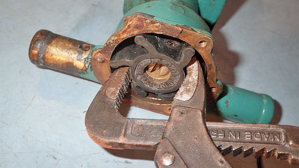 blauwasser_motor_wartung_seewasserpumpe_impellerpumpe_impeller_ziehen