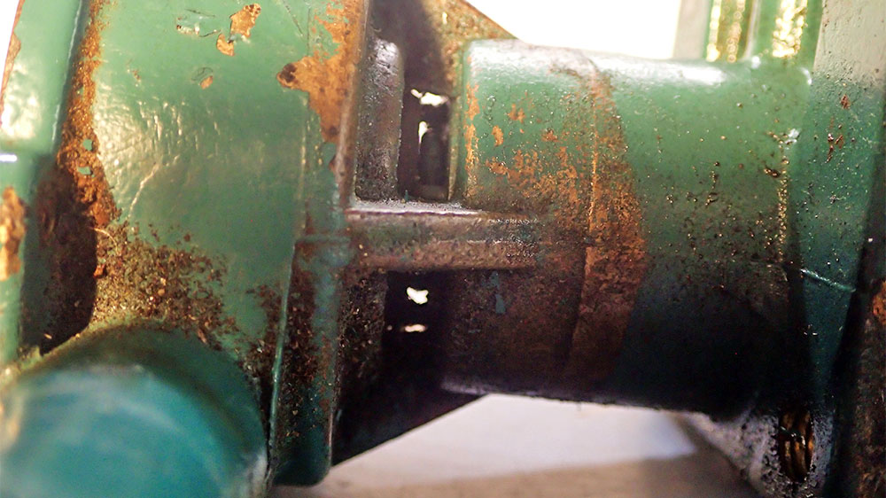 blauwasser_motor_wartung_seewasserpumpe_impellerpumpe_luecke