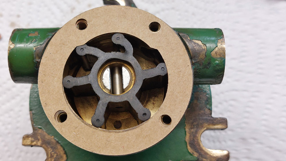 blauwasser_motor_wartung_seewasserpumpe_impellerpumpe_zusammenbau