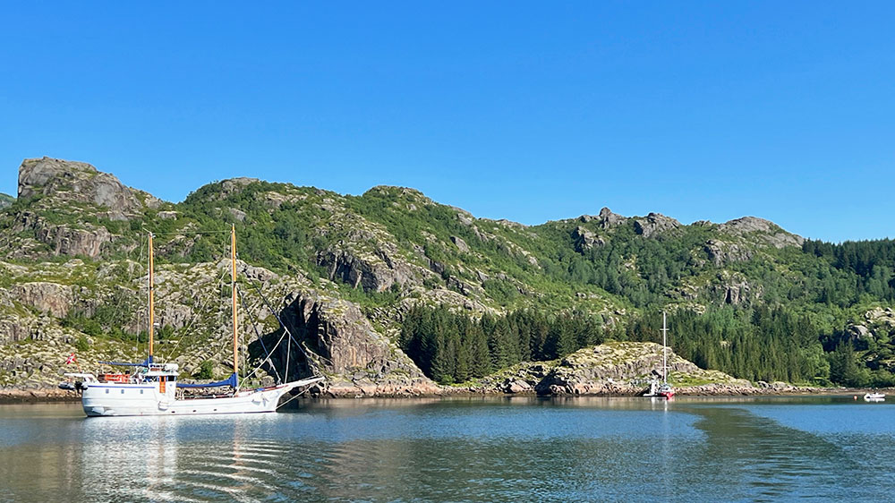 blauwasser_naturhafen_norwegen_lofoten_gullvika_ankern