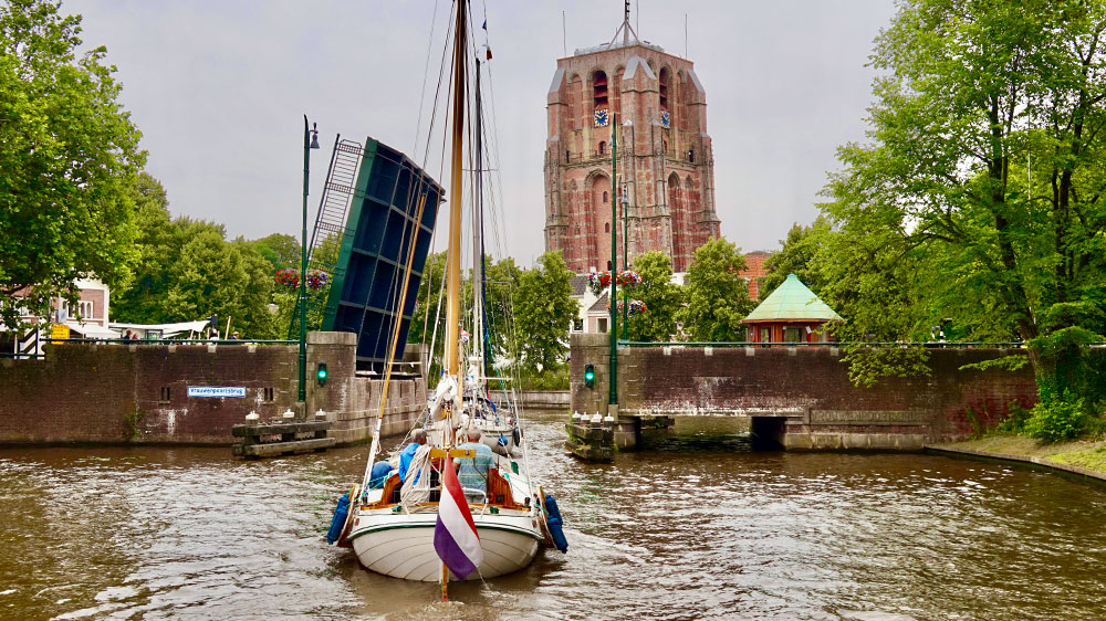 blauwasser_niederlande_friesland_stehende_mastroute_delfzijl_lemmer_schiefer_turm