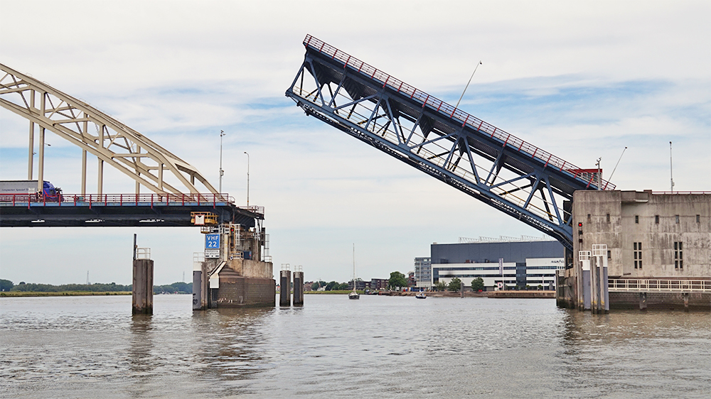 blauwasser_niederlande_stehende_mastroute_sued_bruecke4
