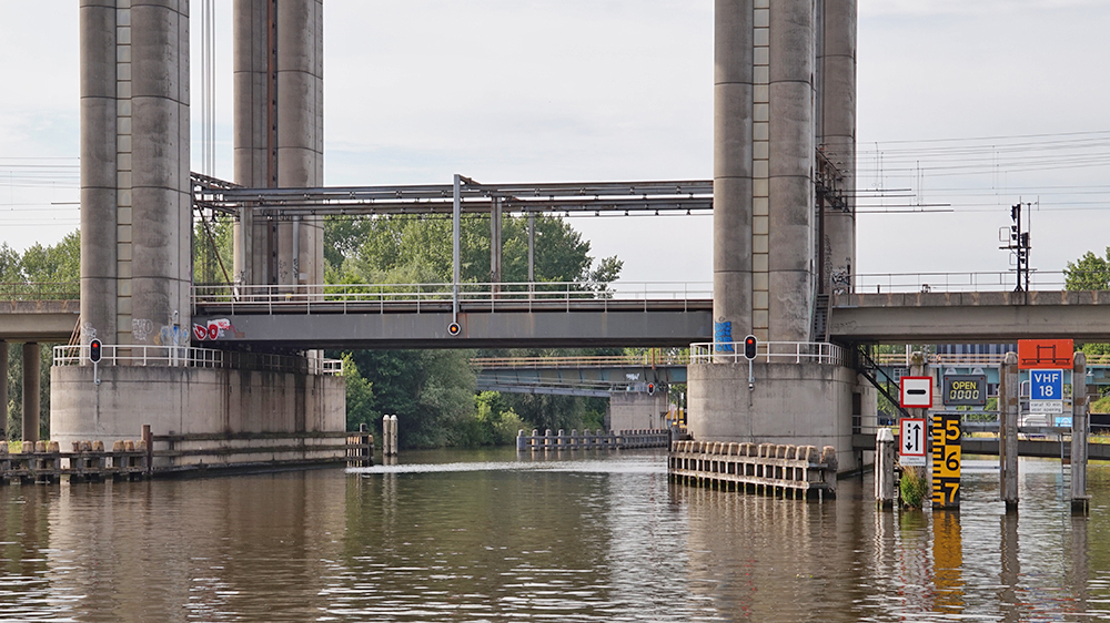 blauwasser_niederlande_stehende_mastroute_sued_bruecke_funk