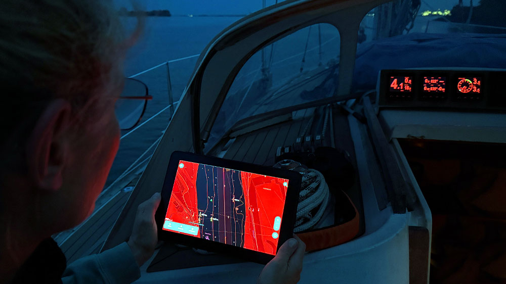 blauwasser_orca_navigation_tablet_display_nacht