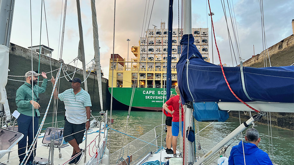 blauwasser_panamakanal_schleuse_festmachen