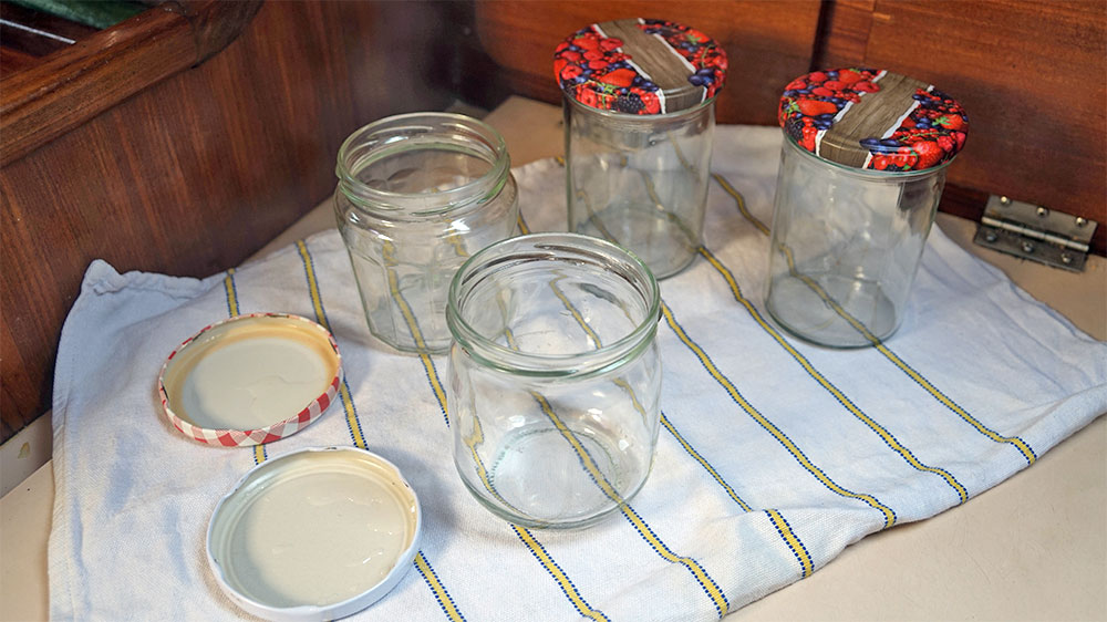 blauwasser_pantry_kochen_an_bord_glaeser