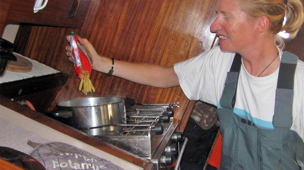 blauwasser_pantry_kochen_an_bord_kardanisch