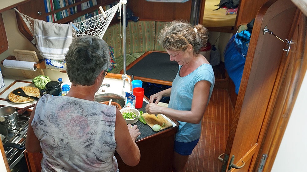 blauwasser_pantry_kochen_an_bord_rollen