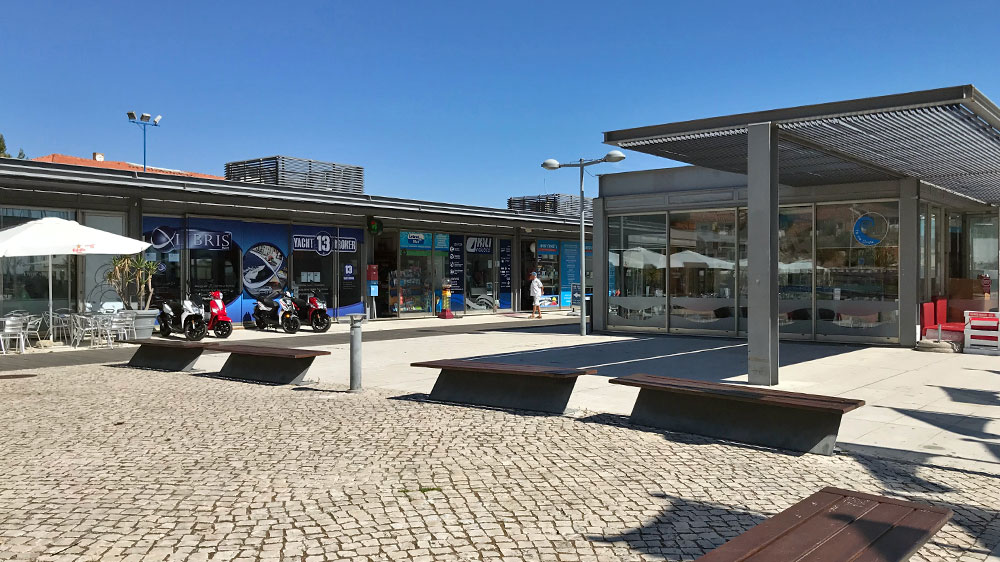 blauwasser_portugal_hafen_oeiras_ladenzeile_2
