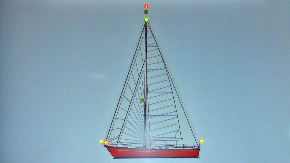 blauwasser_positionslampen_lichterfuehrung_rot_ueber_gruen_schaltpanel