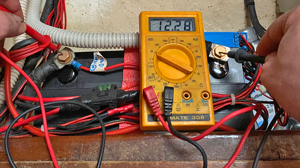 blauwasser_praxistipp_elektrik_batterie_lagern_bleibatterien_messen