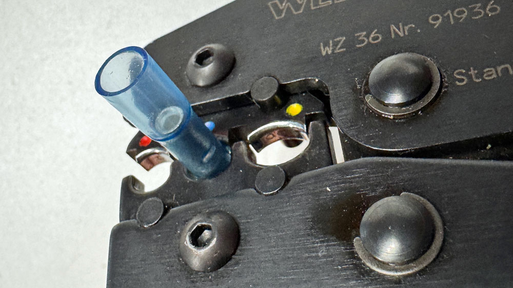 blauwasser_praxistipp_elektrik_kabel_verbinden_klein_zange_einsetzen