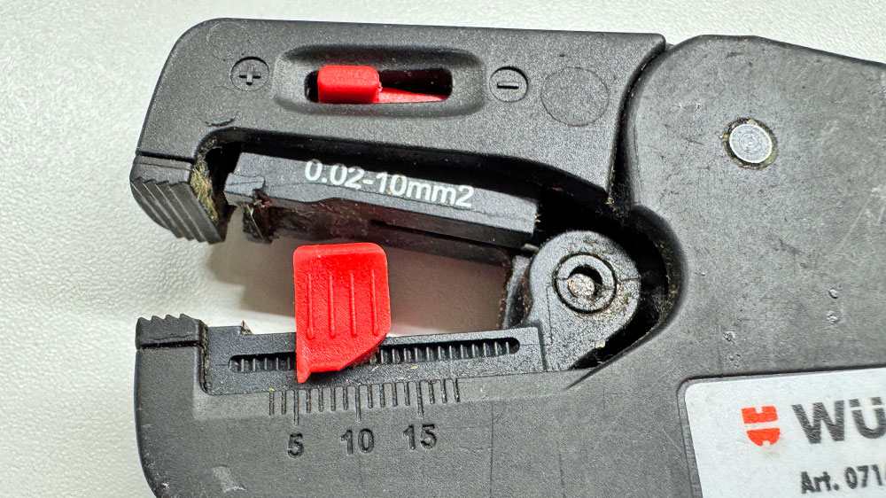 blauwasser_praxistipp_elektrik_kabel_verbinden_klein_zange_einstellen