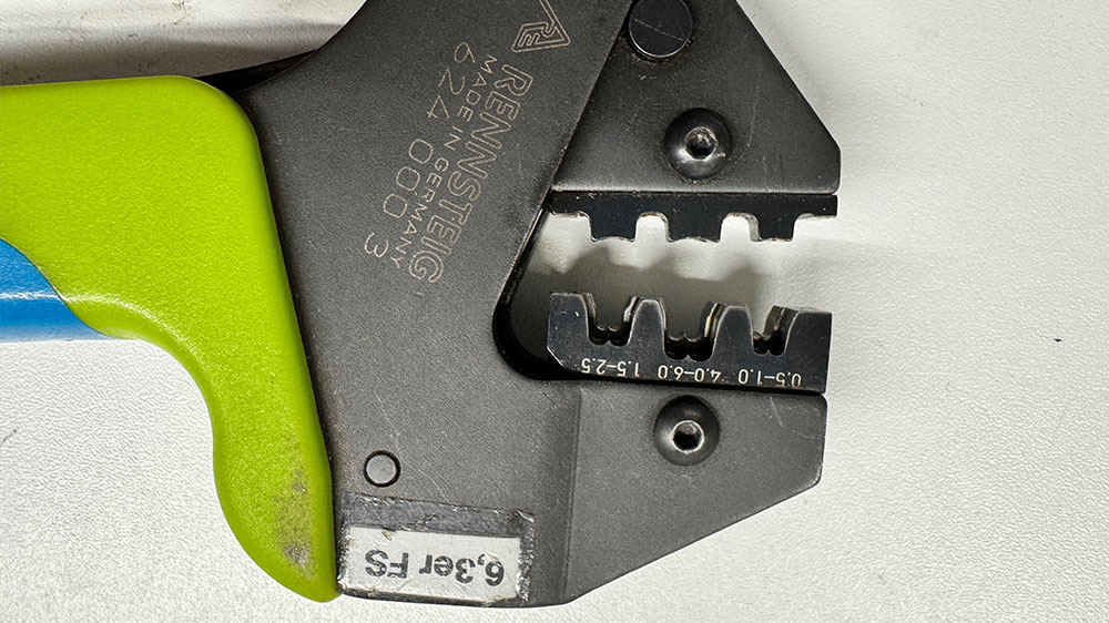 blauwasser_praxistipp_elektrik_kabelschuh_crimpen_zange