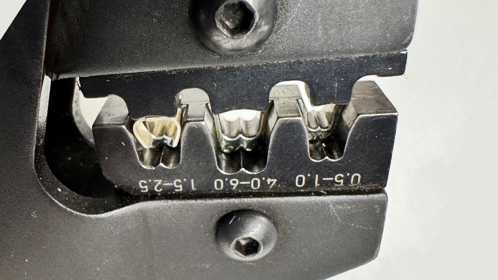 blauwasser_praxistipp_elektrik_kabelschuh_crimpen_zange_einsetzen