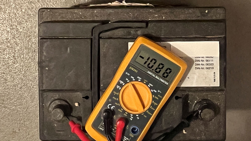 blauwasser_praxistipp_elektrik_kapazitaet_messen_voltmeter