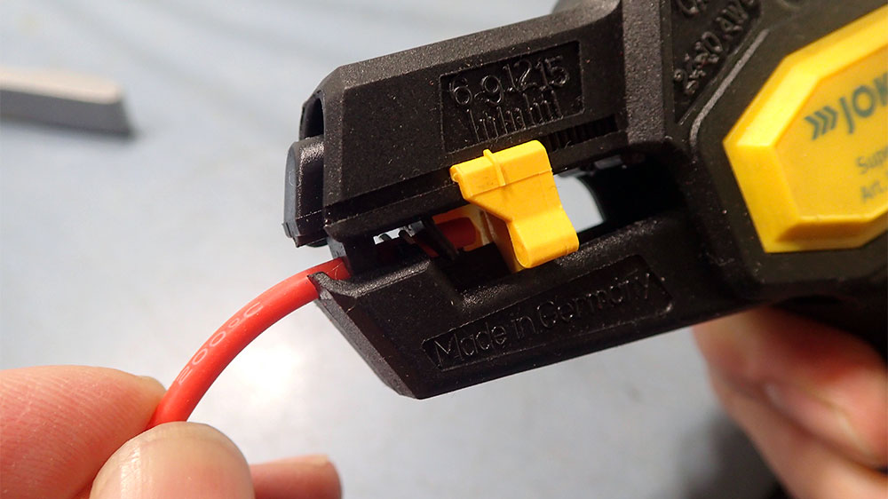 blauwasser_praxistipp_elektrik_messleitung_herstellen_abisolieren