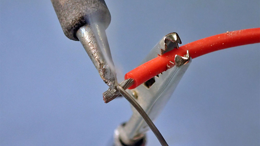 blauwasser_praxistipp_elektrik_messleitung_herstellen_loeten_abgreifklemme_2